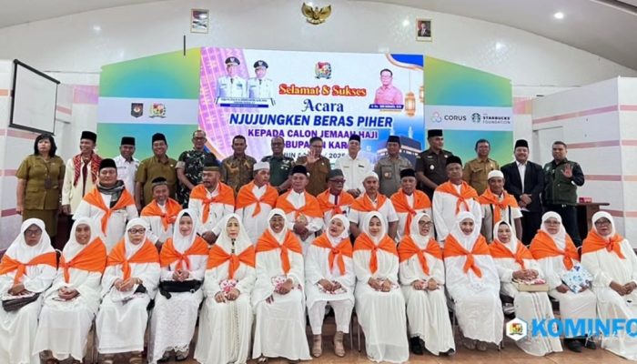 Wakil Bupati Karo Njujungken Beras Piher kepada Calon Jemaah Haji Tahun 1446 H/2025 M