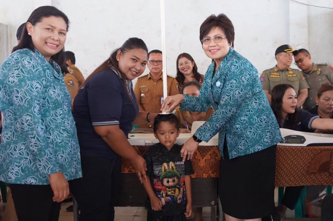 Ketua TP PKK Kabupaten Karo Kunjungi Posyandu Desa Kutabangun dan Sosialisasi Program Kesejahteraan Keluarga di Kantor Camat Tigabinanga