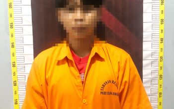 Pelaku Pembunuhan  Wanita Hamil *Pelaku Pembunuhan Wanita Hamil di Lampung Berhasil Ditangkap, Ternyata Calon Suaminya Sendiri*  Lampung – Kasus pembunuhan tragis yang menimpa seorang wanita muda hamil di Kabupaten Tulang Bawang, Provinsi Lampung, akhirnya menemukan titik terang. Korban yang diketahui berinisial TS (27), ditemukan tak bernyawa di tengah kebun singkong, Kampung Tri Darma Wira Jaya, Kecamatan Banjar Agung, pada Minggu pagi (1/6/2025).   Tak butuh waktu lama, pihak kepolisian berhasil mengungkap identitas pelaku. Dalam waktu kurang dari 24 jam sejak penemuan jasad korban, Tim Satreskrim Polres Tulang Bawang yang dibantu jajaran Polda Lampung berhasil menangkap pelaku yang ternyata adalah calon suami korban sendiri. Pelaku diketahui berinisial S, Ia diamankan di kediamannya pada Minggu pagi sekitar pukul 09.00 WIB.  Kepala Bidang Humas Polda Lampung, Kombes Pol Yuni Iswandari, dalam keterangannya kepada awak media, membenarkan bahwa pelaku sudah ditangkap dan kini tengah menjalani pemeriksaan intensif di Mapolres Tulang Bawang.  “Benar, pelaku sudah tertangkap tadi pagi di kediamannya. Pelaku berinisial S, diketahui adalah calon suami atau kekasih dari korban. Dari hasil pemeriksaan awal, pelaku telah mengakui perbuatannya,” kata Yuni.  Terkait motif pembunuhan tersebut, Yuni menerangkan hasil pemeriksaan awal bahwa korban menuduh S menggunakan uangnya.  “Untuk motifnya dari hasil pemeriksaan awal ini karena korban tengah mengandung, kemudian pelaku juga dituduh menggunakan uang korban sebesar Rp 80 juta,” sebutnya.  Pihak kepolisian juga masih menunggu hasil autopsi yang dilaksanakan di Rumah Sakit Bhayangkara Polda Lampung pada Minggu (1/6/2025) kemarin.(ris/Arson) Lampung  Berhasil  Ditangkap, Ternyata  Calon Suami nya Sendiri