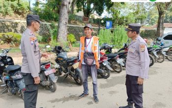 Personel Sat Biñmas Polres Lampung Utara Sambangi Tukang Parkir, Berikan Himbauan Kamtibmas Personel Sat Biñmas Polres Lampung Utara Sambangi Tukang Parkir, Berikan Himbauan Kamtibmas