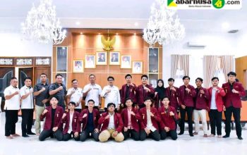 Ikatan Mahasiswa MuhammadiyahIKATAN MAHASISWA MUHAMMADIYAH (IMM), DPD LDII, DAN KONI LAMPUNG UTARA SAMPAIKAN ASPIRASI KE BUPATI DR. IR. H. HAMARTONI AHADIS, M.SI.  Kotabumi, 4 Juni 2025 — Guna mempererat komunikasi antara pemerintah daerah dan elemen masyarakat, Bupati Lampung Utara, DR. Ir. H. Hamartoni Ahadis, M.Si., menggelar audiensi maraton dengan tiga lembaga penting dalam satu hari: Ikatan Mahasiswa Muhammadiyah (IMM), DPD LDII, dan KONI Kabupaten Lampung Utara. Audiensi ini dilaksanakan pada Rabu, 4 Juni 2025, di ruang kerja Bupati, dan turut dihadiri oleh perangkat daerah terkait. —  1. IMM: Ruang Kritis dan Kreatif untuk Pemuda  Pukul 15.00 WIB, Ikatan Mahasiswa Muhammadiyah (IMM) Lampung Utara datang beraudiensi, dipimpin oleh Ketua Cabang Alfansa Yusuf. Ia menyampaikan bahwa IMM ingin bersinergi dengan Pemkab dalam menciptakan ruang diskusi kritis, edukasi politik sehat, dan pemberdayaan masyarakat melalui gerakan mahasiswa.  > “IMM bukan hanya organisasi pergerakan, tetapi juga rumah kaderisasi pemimpin masa depan. Kami ingin IMM diberi kesempatan menjadi mitra pemerintah dalam mencerdaskan pemuda dan turut serta dalam program sosial kemasyarakatan,” ujar Alfansa.  Ia menambahkan, IMM siap menyelenggarakan pelatihan kepemudaan, seminar kebangsaan, serta kegiatan literasi dan advokasi di desa-desa.  Bupati DR. Ir. H. Hamartoni Ahadis, M.Si. merespons secara terbuka.  > “Mahasiswa adalah penjaga nurani masyarakat. Saya minta Dinas Pemuda dan Kesbangpol memfasilitasi IMM untuk ikut dalam program desa binaan, diskusi kebangsaan, serta pelibatan dalam pelatihan-pelatihan kepemimpinan pemuda. IMM harus menjadi mitra pemerintah dalam edukasi publik yang positif,” katanya. —  2. DPD LDII: Penguatan Dakwah dan Pendidikan Karakter  Audiensi dimulai pukul 14.00 WIB bersama DPD Lembaga Dakwah Islam Indonesia (LDII) Lampung Utara, dipimpin oleh Plt. Ketua H. Sutikman. Dalam sambutannya, H. Sutikman menyampaikan maksud kunjungan mereka adalah untuk menjalin kemitraan yang lebih erat dengan Pemkab, khususnya dalam bidang dakwah, pembinaan remaja masjid, serta penguatan nilai-nilai moral masyarakat.  > “Kami ingin membangun kerja sama dakwah yang lebih terarah, khususnya di kalangan generasi muda. Kami juga siap membantu pemerintah dalam menyukseskan program moderasi beragama dan pendidikan akhlak melalui majelis taklim dan pelatihan remaja,” jelas H. Sutikman.  Ia juga berharap agar LDII dapat dilibatkan dalam program-program sosial dan keagamaan daerah.  > “Kami berharap LDII bisa menjadi bagian dari forum komunikasi antar ormas keagamaan dan turut terlibat dalam pelatihan-pelatihan sosial keagamaan tingkat kabupaten,” tambahnya.  Bupati DR. Ir. H. Hamartoni Ahadis, M.Si. menyambut positif masukan tersebut.  > “Saya sangat menghargai LDII yang telah berkontribusi menjaga kerukunan dan dakwah yang sejuk. Saya akan minta Kesra dan Bappeda untuk membuka ruang sinergi program dakwah LDII dengan Pemkab, termasuk pelibatan dalam kegiatan pembinaan karakter remaja dan keluarga,” ujar Bupati. —  3. KONI: Fokus pada Pembinaan Atlet Muda dan Infrastruktur  Audiensi terakhir dimulai pukul 16.00 WIB, bersama KONI Kabupaten Lampung Utara, dipimpin oleh Ketua Harian Guntur Laksana. Dalam paparannya, Guntur menyampaikan bahwa audiensi bertujuan untuk membahas arah pembinaan atlet daerah, persiapan Musda KONI, serta kebutuhan dukungan anggaran dan sarana olahraga.  > “Kami ingin menyampaikan kondisi terkini KONI dan harapan agar Pemkab terus mendukung pengembangan olahraga prestasi. Terutama dalam hal regenerasi atlet dan perbaikan fasilitas olahraga,” ungkap Guntur.  Ia berharap KONI bisa menjadi mitra strategis Pemkab dalam mencetak atlet potensial dari desa hingga ke tingkat nasional.  Bupati DR. Ir. H. Hamartoni Ahadis, M.Si. menyampaikan apresiasinya dan menegaskan komitmen Pemkab.  > “Pemerintah akan terus mendukung KONI, namun saya minta ada roadmap pembinaan yang jelas. Fokus pada cabang-cabang potensial, ajak sekolah dan komunitas, serta ajukan proposal yang transparan dan terukur,” tegas Bupati.  Beliau juga menginstruksikan Dinas Pemuda dan Olahraga serta Bappeda untuk mengawal rencana pembinaan prestasi olahraga berbasis komunitas. —  Sinergi Berkelanjutan  Seluruh audiensi ditutup pukul 17.30 WIB dengan sesi penyerahan dokumen dan foto bersama. Dalam penutupnya, Bupati DR. Ir. H. Hamartoni Ahadis, M.Si. menyampaikan bahwa pemerintah daerah membuka diri seluas-luasnya bagi ormas, pemuda, dan lembaga olahraga untuk bersinergi dalam membangun Lampung Utara.  > “Semangat kolaboratif seperti ini akan terus kita pelihara. Mari bersama menjaga harmoni, membina generasi muda, dan membangun Lampung Utara yang religius, sehat, dan berprestasi,” tutup Bupati.  (IMM), DPDLDII, Dan Koni Lampung Utara  Sampaikan  Aspirasi  Ke Bupati  DR. IR. H. Hamartoni Ahadis. M.SI.