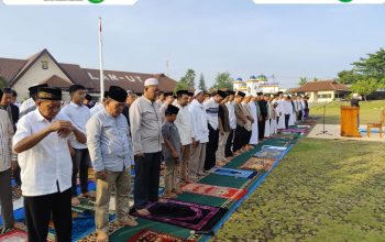 Polres Polres Lampung Utara Gelar Sholat Hari Raya Idul Adha 1446 H  Lampung Utara – Takbir berkumandang menyambut hari raya Idul Adha 1446 H, personil Polres Lampung Utara dan masyarakat di sekitar mapolres berdatangan memadati lapangan Polres untuk melaksanakan sholat Hari Raya Idul Adha berjemaah, Jum’at(6/6/25).  Bertindak selaku imam dan khatib Ustad Firman. Sholat Idul Adha dihadiri oleh Plh Kapolres Lampung Utara KBP Budiman Sulaksono, S.I.K., M.M., CPHR., Pejabat Utama, seluruh personil Polres Lampung Utara, Bhayangkari dan masyarakat yang berada di sekitar Mapolres.  Dalam khotbahnya Ustad Firman menyampaikan tema dengan semangat Idul Adha menanamkan nilai-nilai keikhlasan dalam rangka mengabdi sebagai insan yang bertaqwa kepada Allah SWT kepada jamaah yang hadir.  Dibulan dzulhijjah ada dua kegiatan yang penting dilakukan oleh umat islam, yang di mekah melaksanakan haji dan umat islam yang lain melaksanakan puasa arafah dan berkorban.  Berkorban adalah perintah dari Allah kepada nabi ibrahim untuk menyembelih putra nya ismail.  Atas keikhlasan nabi ibrahim mengorbankan putra kesayangan nabi ismail maka Allah mengganti ismail dengan seekor kambing besar.  “Maka itu kita harus mengambil dan contoh ke iklasan dan ketusan nabi ibrahim dan nabi ismail untuk mejalankan perintah Allah SWT”, ujarnya.  Kapolres Lampung Utara melalui Kasi Humas AKP Budiarto mengatakan, pelaksanaan Sholat Idul Adha dan Open House ini bertujuan untuk mempererat tali silaturahmi antara Kepolisian dengan masyarakat.  “Kita ingin menciptakan keharmonisan dan kedekatan antara personil Polres Lampung Utara dengan masyarakat, karena tanpa kerjasama warga tugas Polisi sangat mustahil tugas kita akan berjalan lancar tanpa ada kerjasama yang sinergis dengan masyarakat”. Ujarnya.   Kegiatan berlangsung dengan khusuk dan hikmat usai melaksanakan sholat Idul Adha Plh. Kapolres Lampung Utara bersilaturahim berjabat tangan dengan para personel maupun masyarakat Lampung Utara dilanjutkan dengan open house bersama personel Polres Lampung Utara dan masyarakat.(Arson/ris)