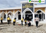Jelang Hari  Buruh  Ke- 79 , Polres Lampung Utara Gelar Bhakti Relegi Bersihkan Masjid  Dan Gereja