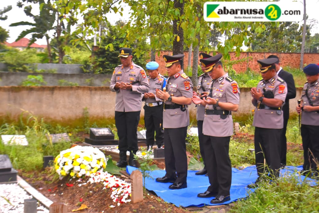 Ziarah Penuh Haru, Polres Lampung Kenang Briptu Ghalib Yang Gugur Dalam Pengerebakan Judi Sabung Ayam