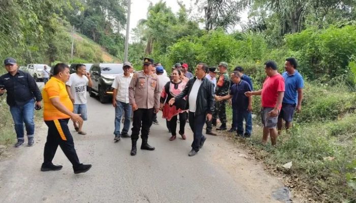 Bupati Karo Tinjau Lokasi Longsor Di Desa Mbetung, Polsek Juhar Laksanakan Pengamanan