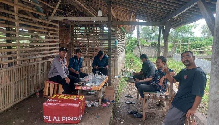 Bhabinkamtibmas Desa Cibarusah Jaya Laksanakan Kunjungan dan DDS, Jalin Silaturahmi dengan Warga