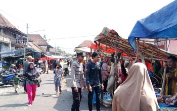 Menjelang Perayaan Hari Raya Idul Adha 1446 Hijriah Polsek Tanah Abang Melaksanakan kegiatan Monitoring Harga dan Stok Sembako di Pasar Kalangan Desa Tanah Abang Utara
