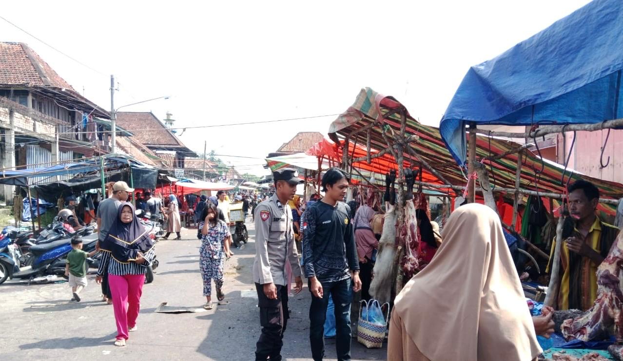 Menjelang Perayaan Hari Raya Idul Adha 1446 Hijriah Polsek Tanah Abang Melaksanakan kegiatan Monitoring Harga dan Stok Sembako di Pasar Kalangan Desa Tanah Abang Utara