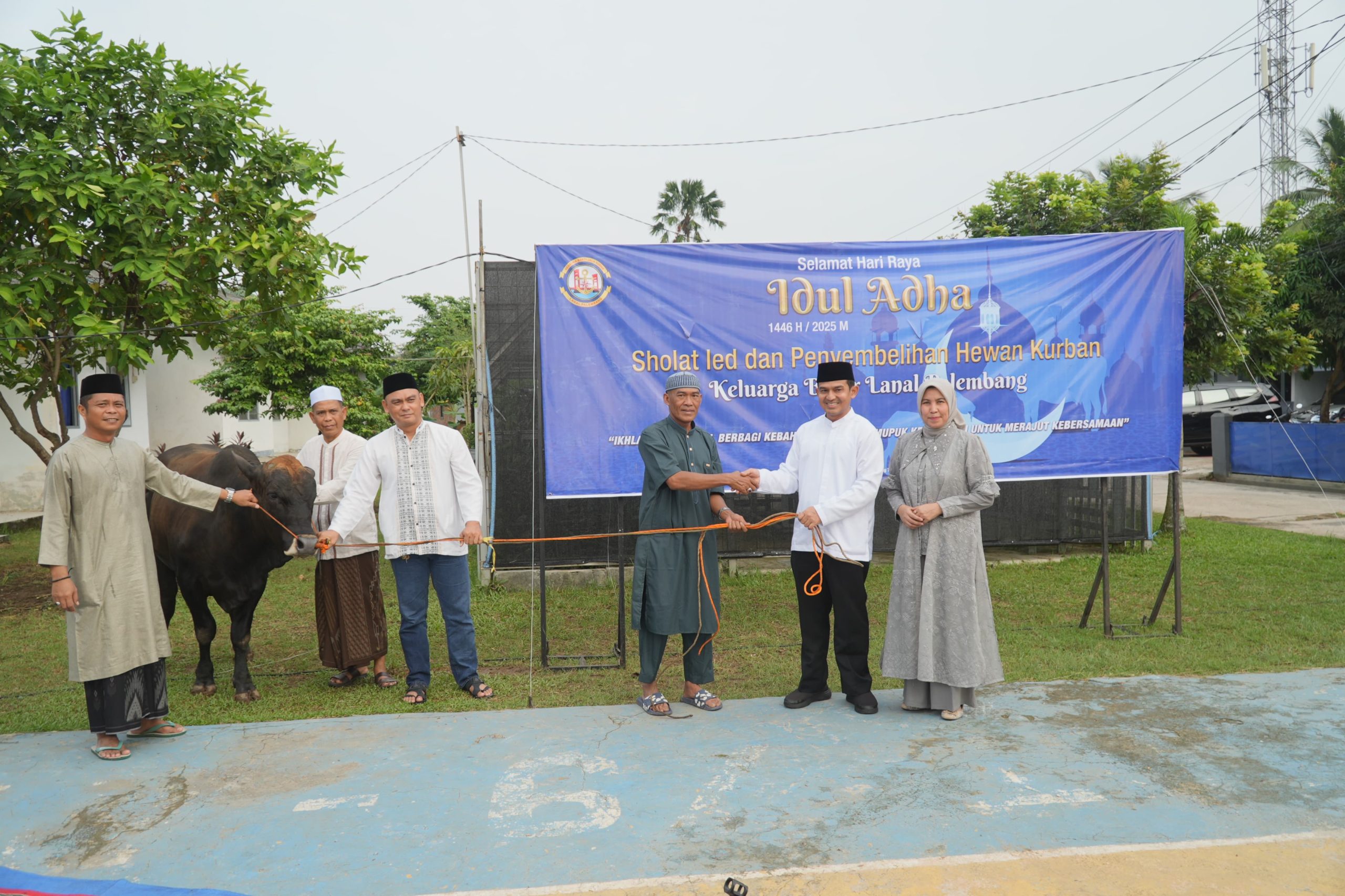 Lanal Palembang Rayakan Idul Adha dengan Pembagian Daging Kurban