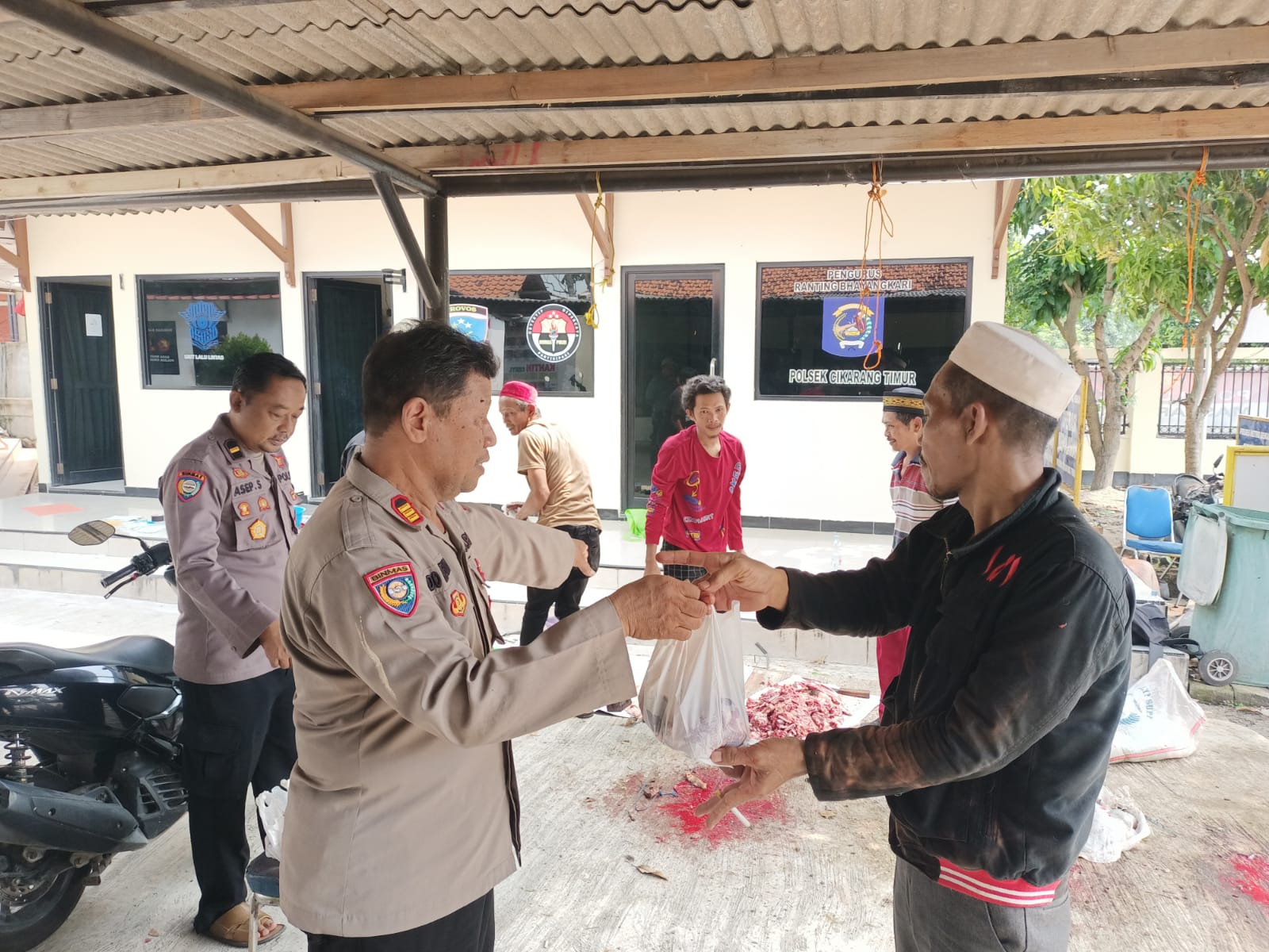 Polsek Cikarang Timur Salurkan Daging Hewan Qurban kepada Masyarakat