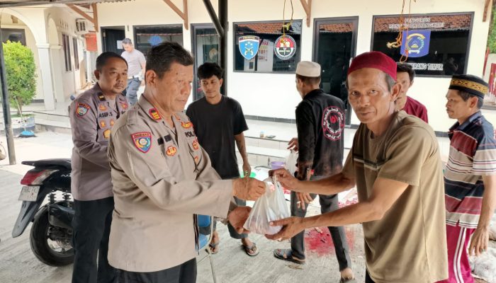 Polsek Cikarang Timur Salurkan Daging Hewan Qurban kepada Masyarakat