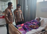 Perhatian Kapolsek Cibarusah terhadap Karyawan yang Sakit