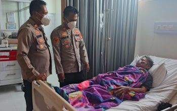 Perhatian Kapolsek Cibarusah terhadap Karyawan yang Sakit