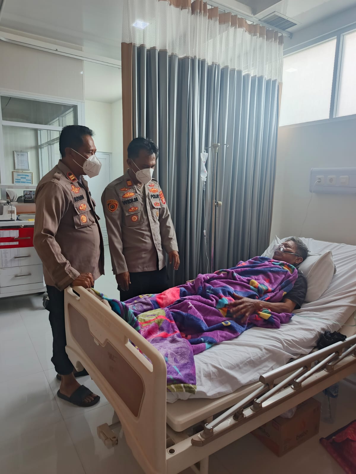Perhatian Kapolsek Cibarusah terhadap Karyawan yang Sakit