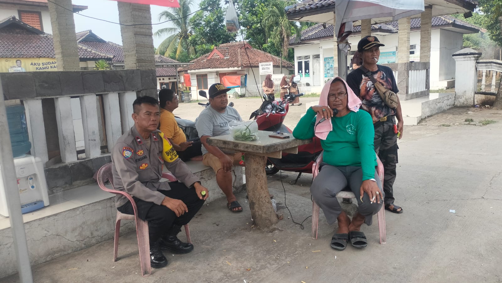 Bhabinkamtibmas Polsek Cikarang Pusat Sambangi Warga Desa Cicau, Imbau Waspada Curanmor dan Aktif Laporkan Gangguan Kamtibmas