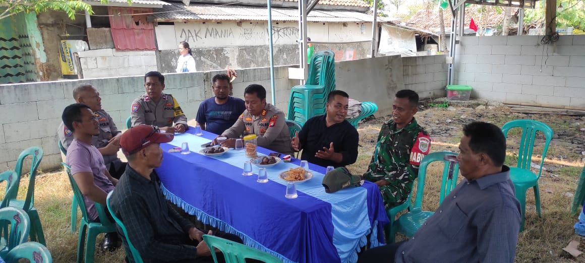 Kapolsek Tambelang dan Masyarakat Gelar Jum'at Curhat di Desa Suka Wijaya, Irigasi dan Nongkrong nya Pelajar jadi Sorotan