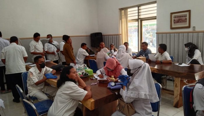 Dukung Program Pemerintah, Perum Perhutani KPH Bondowoso & Dinas Kesehatan Gelar Pemeriksaan Karyawan – Karyawati