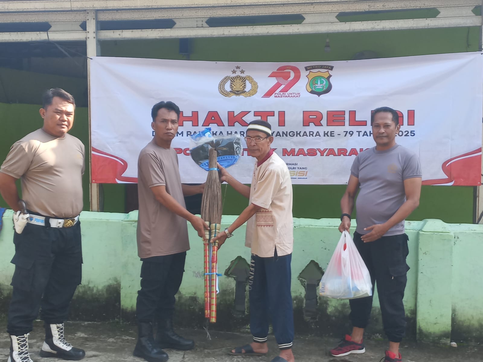 Polsek Cibarusah Gelar Bhakti Religi dalam Rangka Hari Bhayangkara ke-79, Berikan Bantuan dan Pembersihan Masjid
