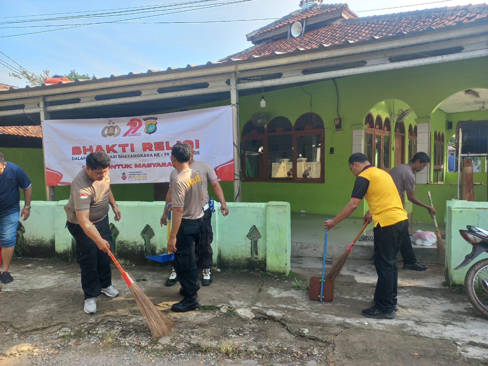 Polsek Cibarusah Gelar Bhakti Religi dalam Rangka Hari Bhayangkara ke-79, Berikan Bantuan dan Pembersihan Masjid