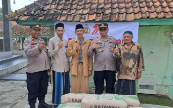Polsek Serang Baru Gelar Bakti Sosial Religi dalam Rangka HUT Bhayangkara ke-79, Berikan Bantuan Semen untuk Masjid