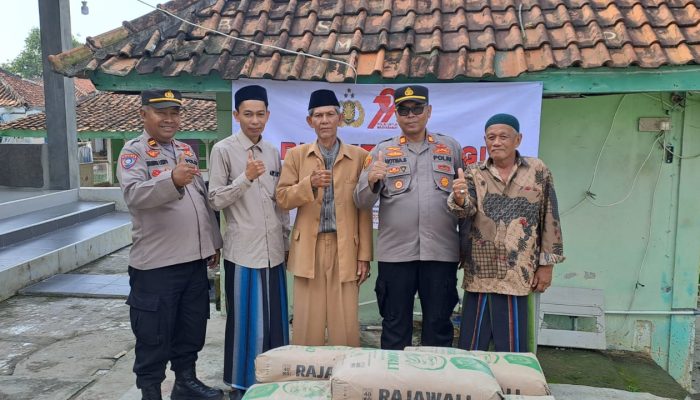 Polsek Serang Baru Gelar Bakti Sosial Religi dalam Rangka HUT Bhayangkara ke-79, Berikan Bantuan Semen untuk Masjid