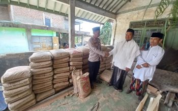 Hari Bhayangkara ke-79, Polsek Cibarusah Berikan Bantuan Semen untuk Pembangunan Masjid