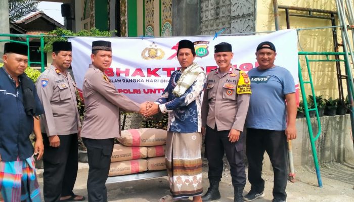 HUT Bhayangkara ke-79: Sinergi Polri dan Masyarakat, Polsek Cikarang Timur Gelar Bakti Religi dan Berikan Bantuan untuk Masjid