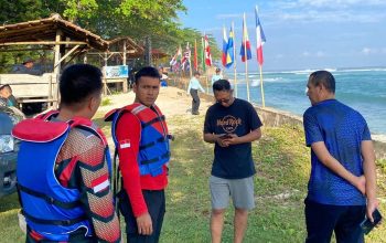 Jamin Rasa Aman Wisatawan  WSL Krui Pro, Polisi Gencarkan Patroli Jalan Kaki Di Pantai Karang Nyimbor