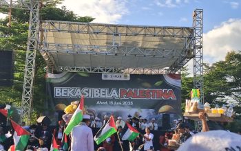 Aksi Damai Bela Palestina 2025 di Bekasi, Bupati Ade Kuswara Kunang Bantu Donasi 100 Juta Dukung Perjuangan Kemerdekaan Palestina Aksi Damai Bela Palestina 2025 di Bekasi, Bupati Ade Kuswara Kunang Bantu Donasi 100 Juta Dukung Perjuangan Kemerdekaan Palestina