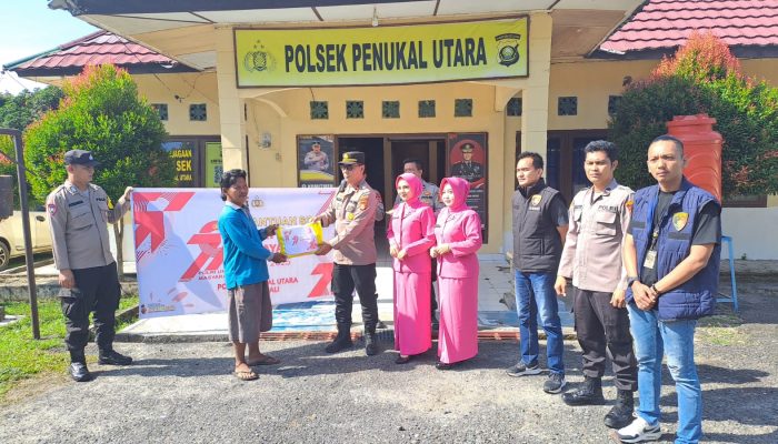 Bakti Sosial HUT Bhayangkara ke-79, Polsek Penukal Utara Salurkan 50 Paket Sembako Untuk Warga Kurang Mampu