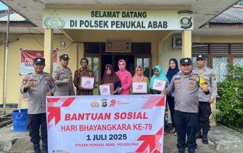 Wujud Kepedulian Polri, Polsek Penukal Abab Salurkan Bantuan Sosial dalam Rangka HUT Bhayangkara ke-79