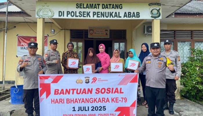 Wujud Kepedulian Polri, Polsek Penukal Abab Salurkan Bantuan Sosial dalam Rangka HUT Bhayangkara ke-79