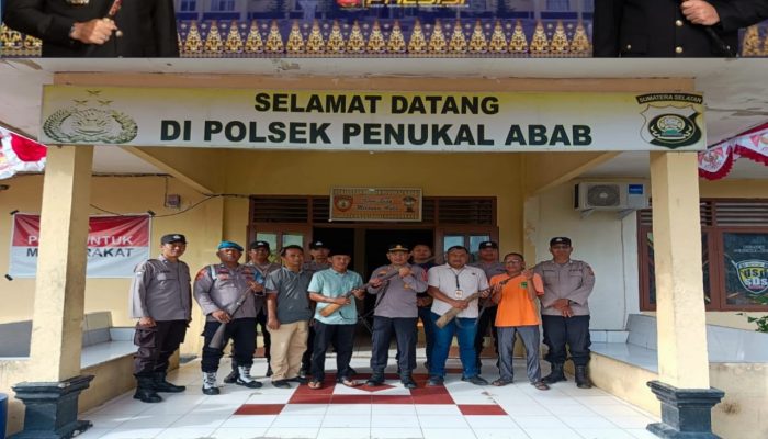 Tiga Pucuk Senpi Rakitan Diserahkan ke Polsek Penukal Abab, Kapolres PALI Apresiasi Kesadaran Hukum Warga