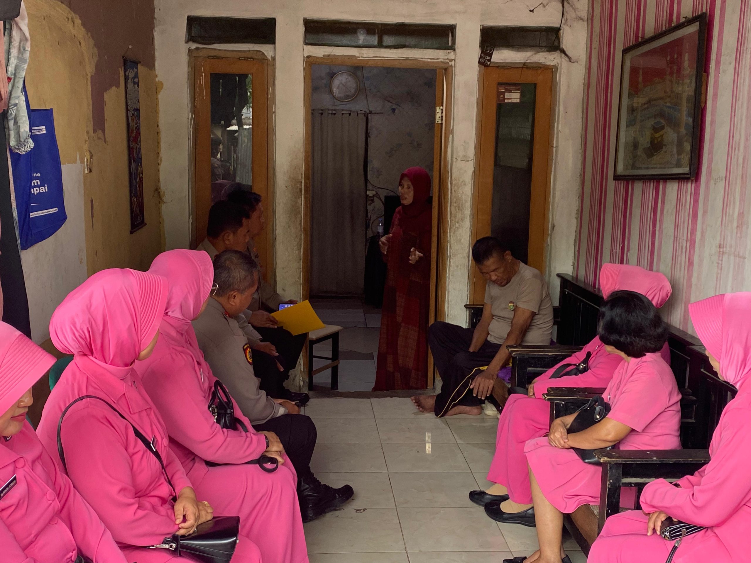 Kapolsek Cakung dan Ketua Bhayangkari Tunjukkan Kepedulian, Besuk Anggota yang Sedang Sakit
