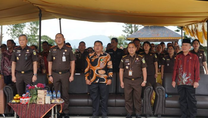 Adhyaksa Peduli Lingkungan Penanaman Bibit Pohon yang dilaksanakan di SMK Negeri 1 Merek