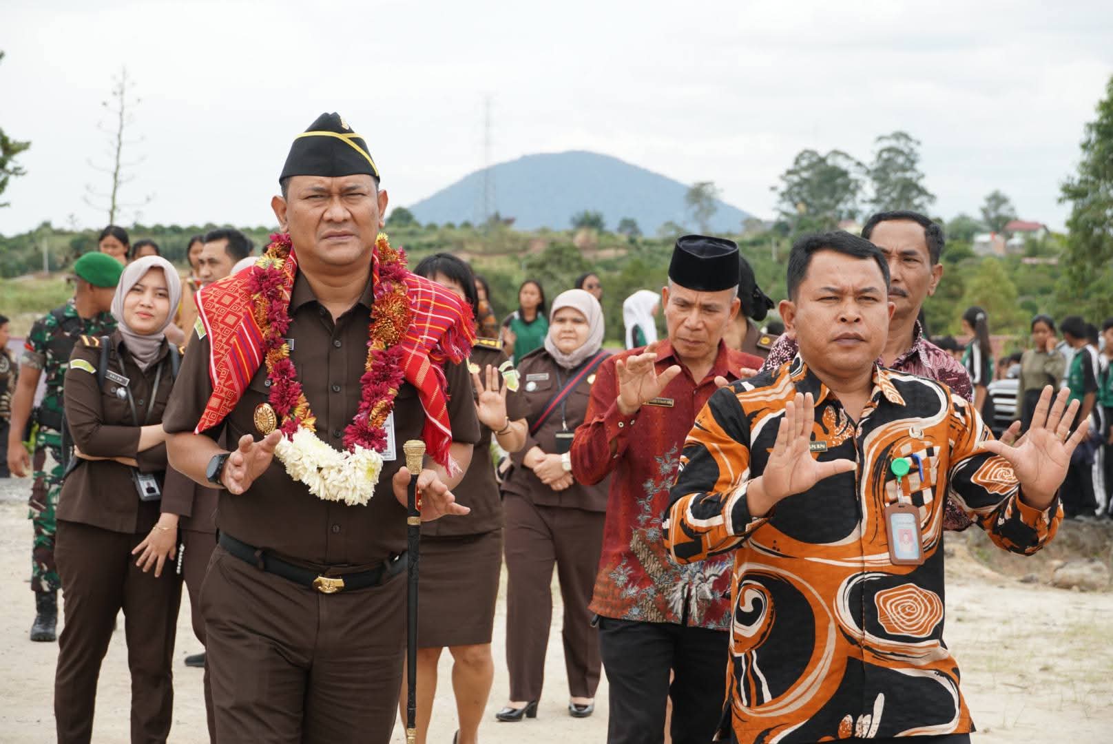 Adhyaksa Peduli Lingkungan Penanaman Bibit Pohon yang dilaksanakan di SMK Negeri 1 Merek Adhyaksa Peduli Lingkungan Penanaman Bibit Pohon yang dilaksanakan di SMK Negeri 1 Merek