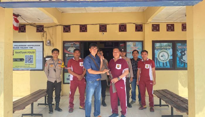 Warga Serahkan Senpi Laras Panjang Jenis Kecepek ke Polsek Talang Ubi