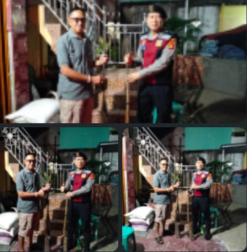 Kades Sungai Langan Serahkan Dua Senpi Rakitan Ke Ps. Kanit Pam Obvit Sat Samapta Polres PALI, Aipda Dody Lasmana