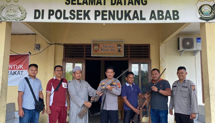 Warga Desa Babat Serahkan Dua Pucuk Senpi Rakitan, Polsek Penukal Abab Apresiasi Kesadaran Hukum Masyarakat