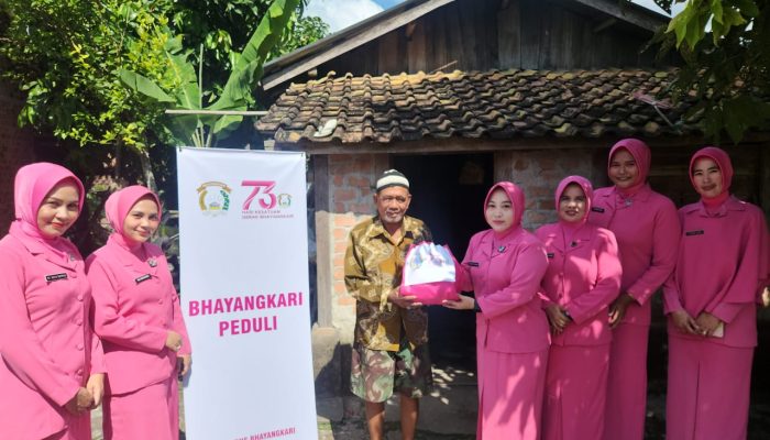 Peringati HKGB ke-73, Bhayangkari Polsek Penukal Utara Salurkan Bantuan Sosial kepada Warga Kurang Mampu