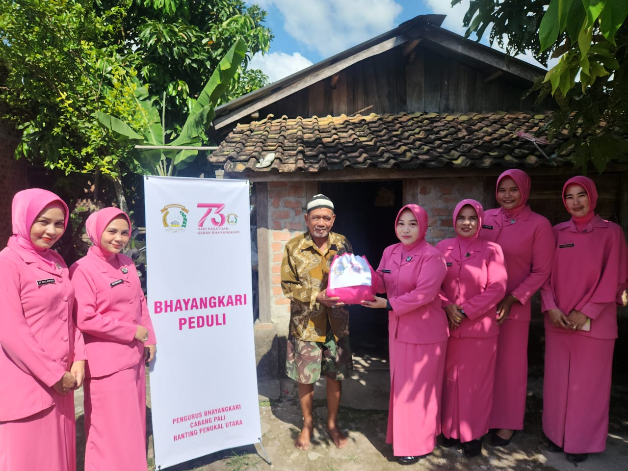 Peringati HKGB ke-73, Bhayangkari Polsek Penukal Utara Salurkan Bantuan Sosial kepada Warga Kurang Mampu
