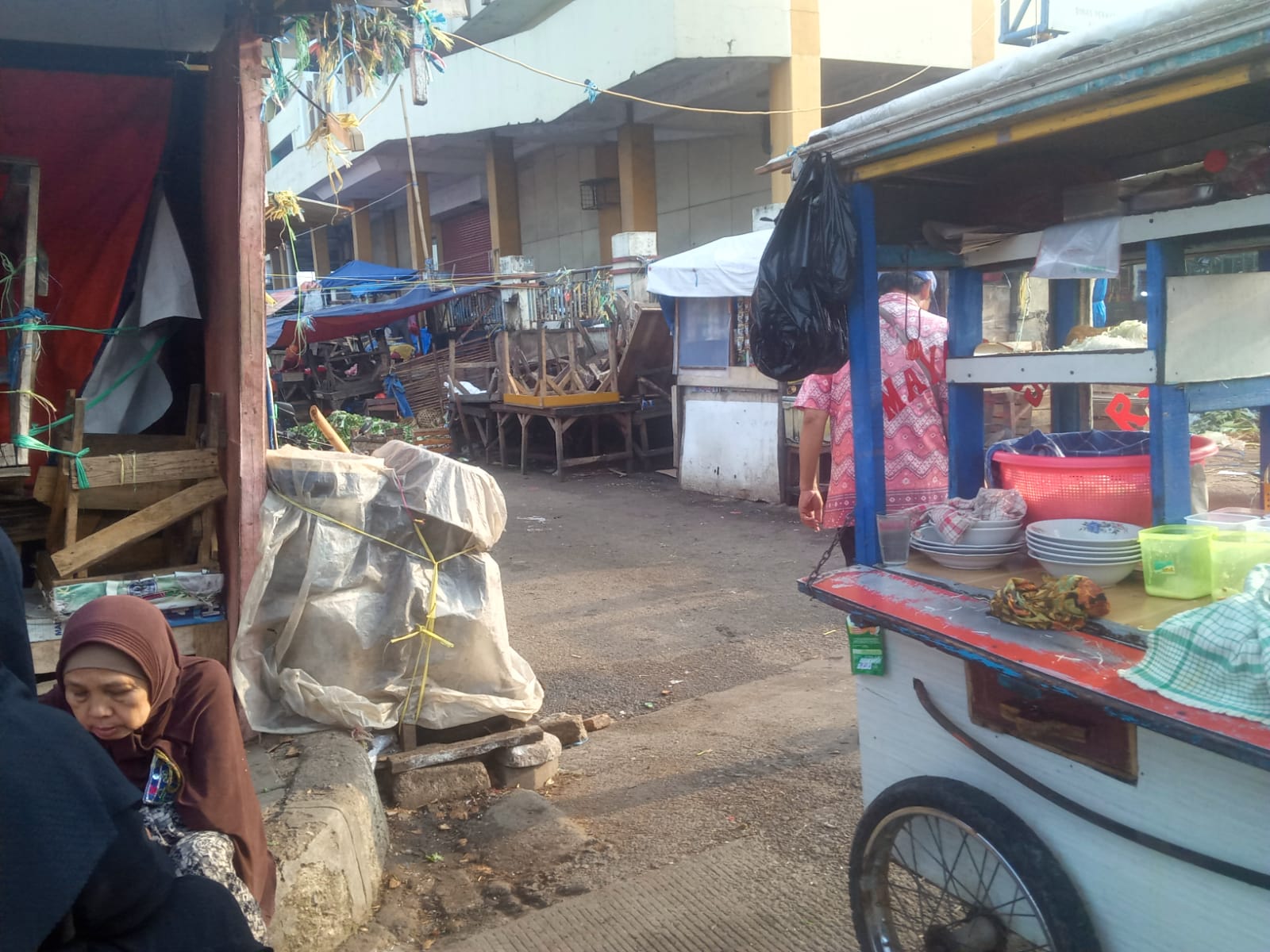 Tumpukan Sampah di Pasar Baru Cikarang Menuai Keluhan Pedagang dan Pengunjung