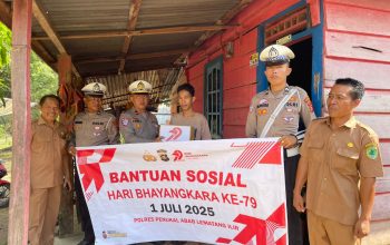 SATLANTAS POLRES PALI SALURKAN 50 PAKET SEMBAKO UNTUK WARGA DESA SIMPANG TAIS