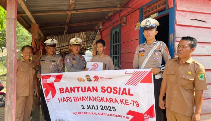 SATLANTAS POLRES PALI SALURKAN 50 PAKET SEMBAKO UNTUK WARGA DESA SIMPANG TAIS
