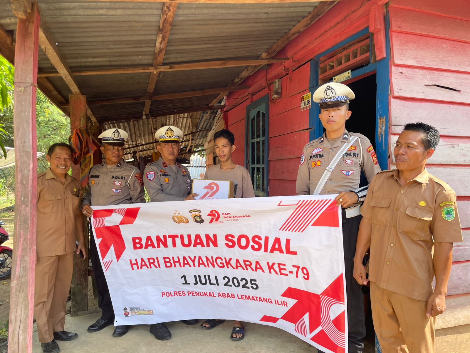 SATLANTAS POLRES PALI SALURKAN 50 PAKET SEMBAKO UNTUK WARGA DESA SIMPANG TAIS