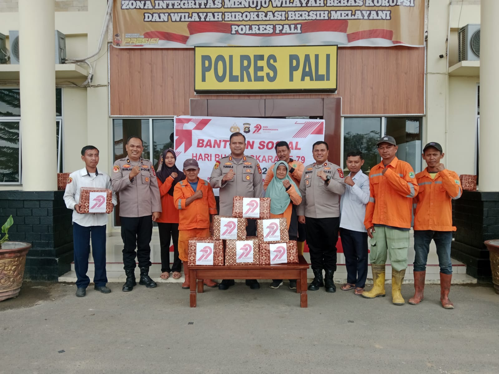 Kapolres PALI Salurkan 50 Paket Sembako untuk Tim Kebersihan dalam Rangka HUT Bhayangkara ke-79