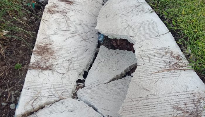 Viral!!! Vidio Jalan Baru di Bangun Rusak Parah Patah Patah, Warga Pertanyakan Dana Desa Karangsari Bekasi