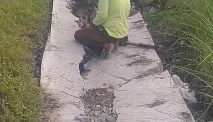 Setelah Viral, Jalan Rusak di Karangsari Langsung Diperbaiki, Warga Pertanyakan Dana Desa