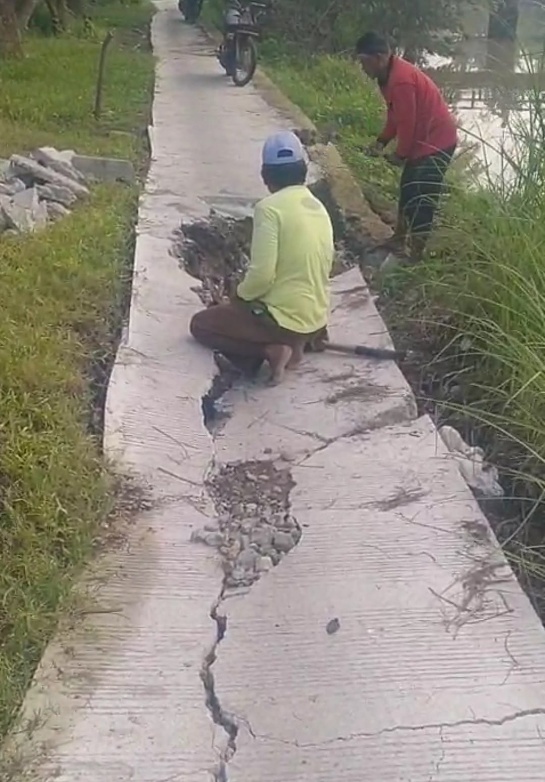 Setelah Viral, Jalan Rusak di Karangsari Langsung Diperbaiki, Warga Pertanyakan Dana Desa