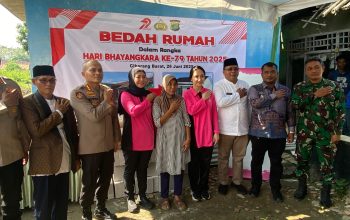 Kapolsek Cikarang Barat dampingi Kapolres Metro Bekasi Laksanakan Bedah Rumah untuk Warga Tidak Mampu dalam Rangka Menyambut HUT Bhayangkara ke-79